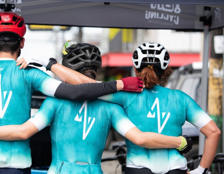 Ciclistas del equipo Método Vatio abrazados